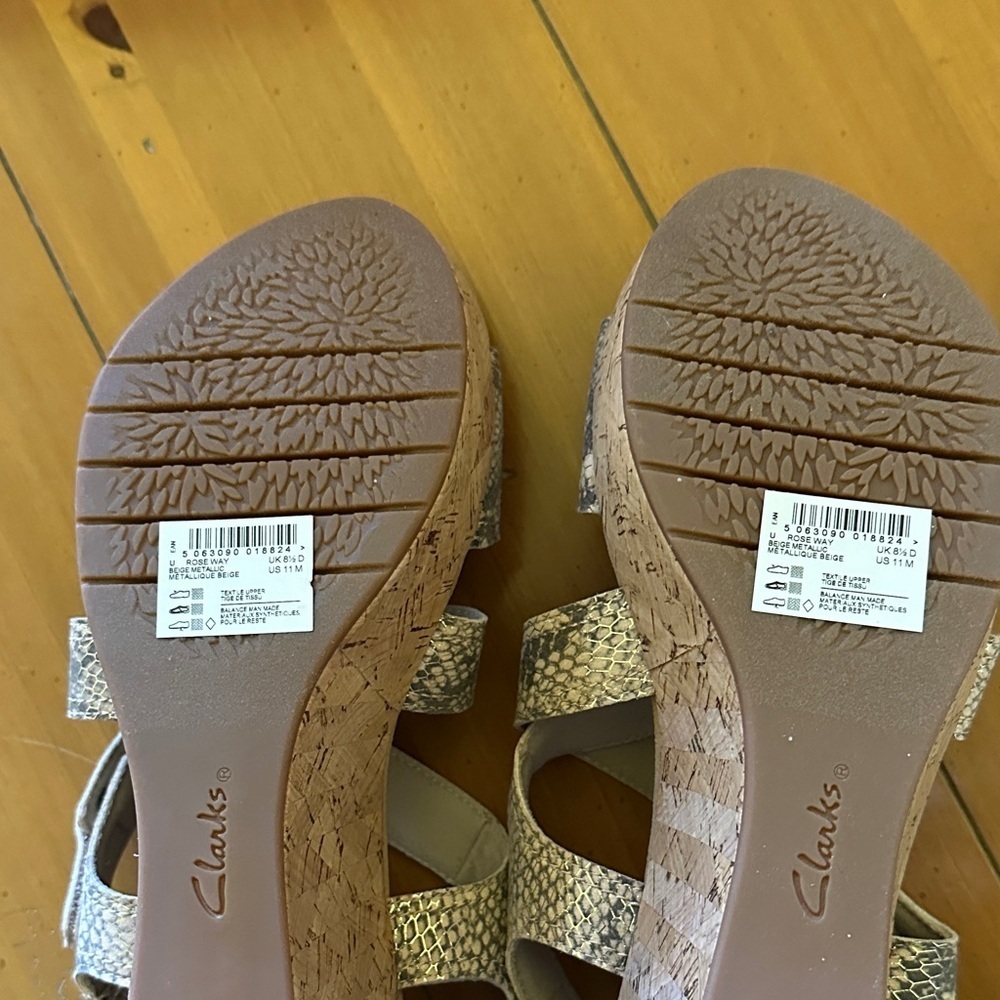 Clarks Women's Rose Way Wedge Sandal Beige Metallic size 11 NWT - Picture 3 of 4